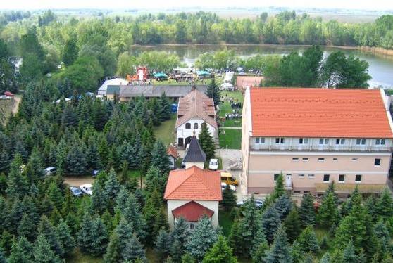 A Pintér Tanya Panzió épületei és a horgásztó — madártávlatból