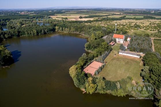 Pintér Tanya Panzió — légi felvétel a horgásztóval és az épületekkel