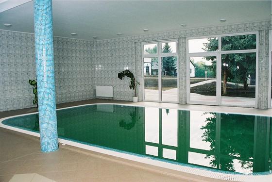 Beltéri medence — Pintér Tanya Panzió